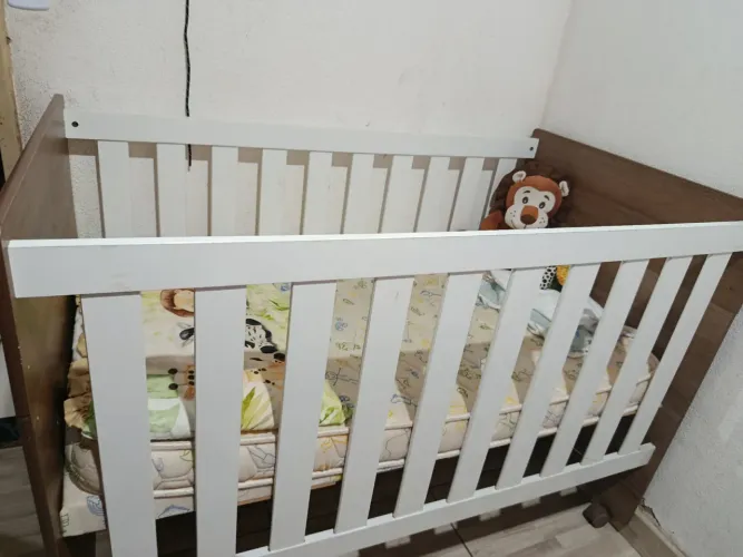 Berço em perfeito estado de conservação, com colchão novo e anti refluxo.