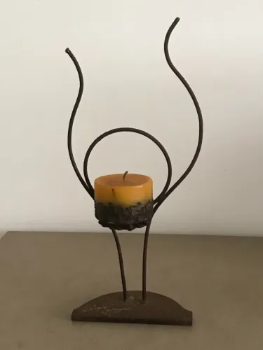 CASTIÇAL ESCULTURAL EM FERRO - PEÇA DE ARTISTA ASSINADA 35CM