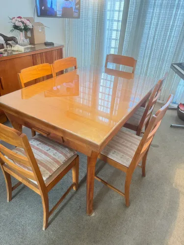 Mesa de jantar para seis lugares com tampo em vidro