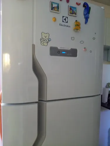 Vende-se uma geladeira Electrolux duplex 280 litros, em bom estado. * .