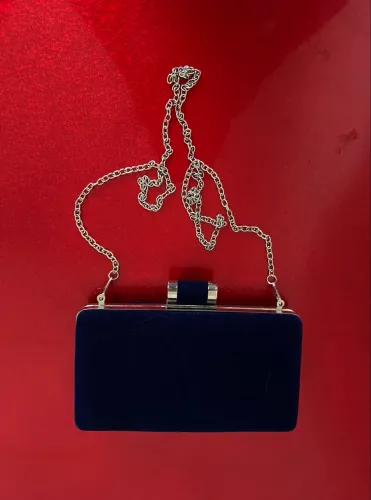 Bolsa clutch com acabamento em veludo 