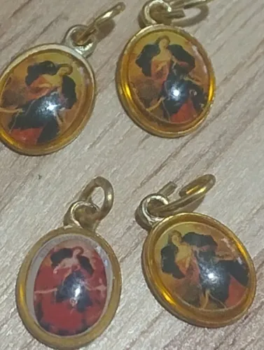 pingentes/medalhas religiosas resinadas com a imagem de Nossa Senhora Desatadora dos Nós 4