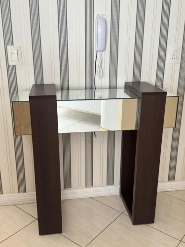 Aparador em MDF e espelho. A:0,95cm; L:1,02m; P:0,38cm