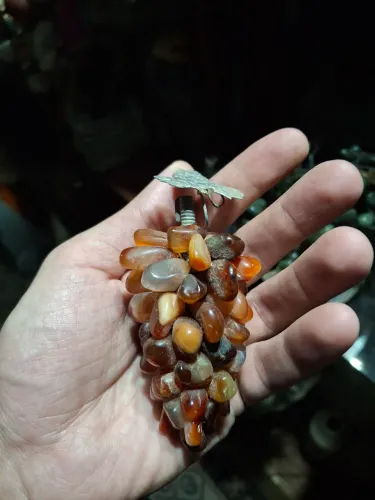 Cacho de uvas em pedras naturais