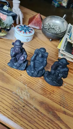 Trio de macacos em resina