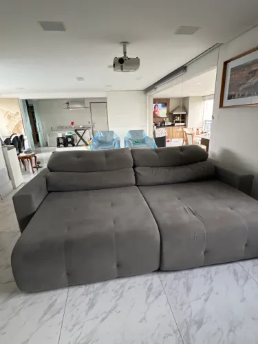 Sofá retrátil de suede cinza 