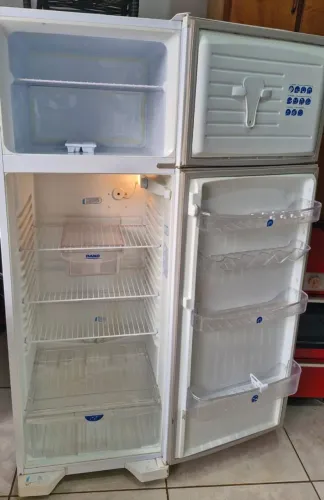 Vende-se geladeira boa 700 reais ou pego outra menor com volta pra mim
