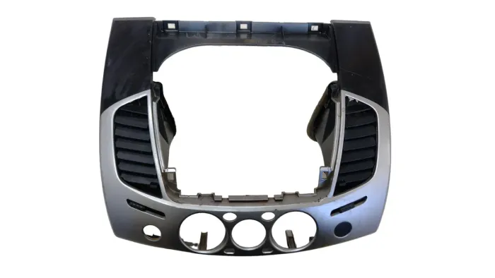 Moldura Central Painel L200 Triton 2011 Com Detalhe  Prata E Preto