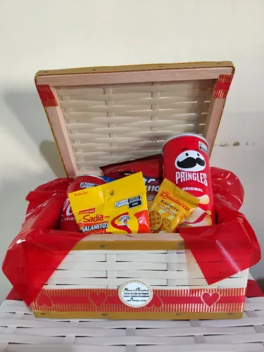 Kit cesta presente de aniversário feminina ou namorada