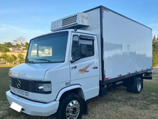 Mb 710 plus /baú frigorífico gancheira/2012