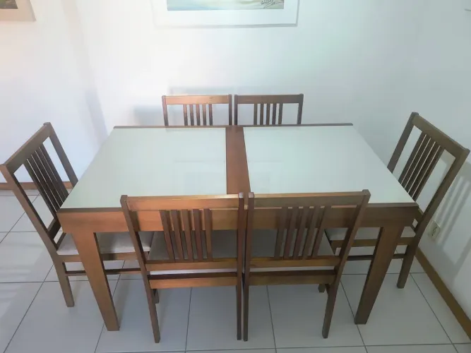 Mesa de madeira com tampo de vidro branco com 6 cadeiras