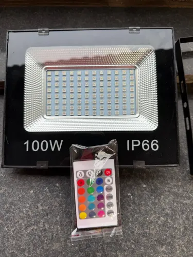 REFLETOR RGB DE 100w COM CONTROLE ROTO.