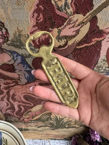 Abridor de garrafas em bronze polido ''BAR''