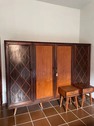 Conjunto de quarto vintage, cama, guarda-roupa e 2 criados mudos, todos em madeira maciça 