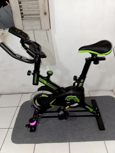 Bicicleta ergométrica academia vai de brinde tapete e uma caixinha de som
