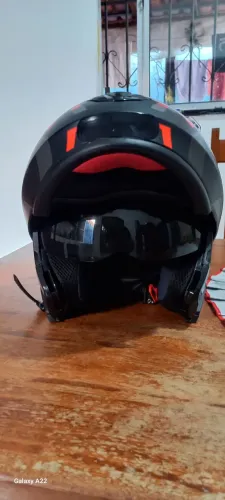 Vende-se capacete peels duas viseira número 58,motivo ficou apertado na minha cabeça.