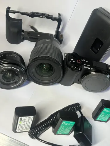 Sony ZV-E10 + Sigma 16mm f/1.4 + Sony 16-50mm + Cage SmallRig - Kit Completo