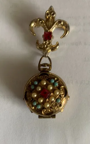 BROCHE CRAVEJADO DE PEDRAS COLORIDAS - ABERTO