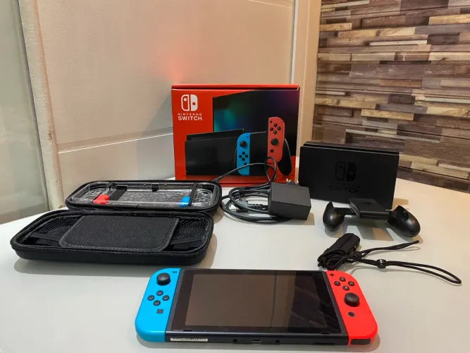 Nintendo Switch (modelo normal) completo na caixa original - 32GB - muito conservado