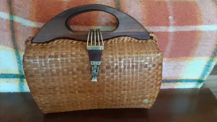 Bolsa em vime ou palha trançada estruturada, vintage estilo maleta popular nos anos 60/70