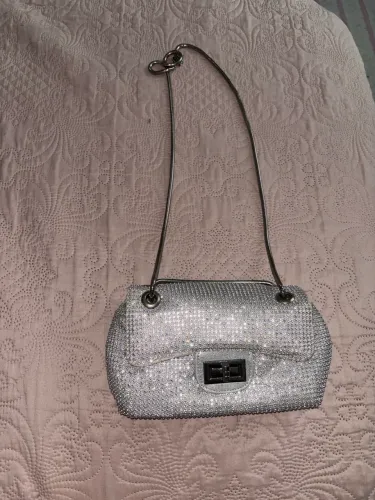 bolsa tiracolo prateada de festa revestida de strass