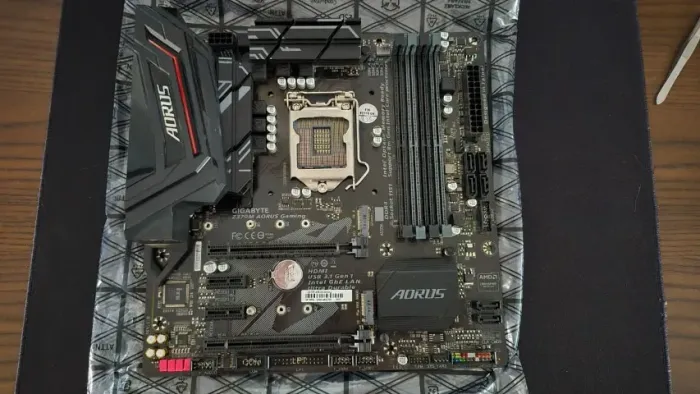 Placa Mãe Gigabyte AORUS *COM DEFEITO LEIA A DESCRIÇÃO*