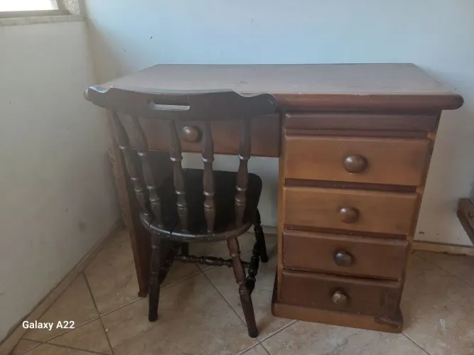 Escrivaninha em madeira madeira com cadeira - 100x50 cm - Excelente estado
