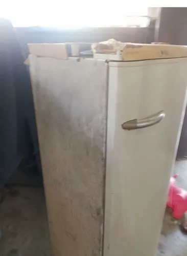 Boa tarde geladeira gelando tudo pra vende logo apenas com quebrado pouco em cima 