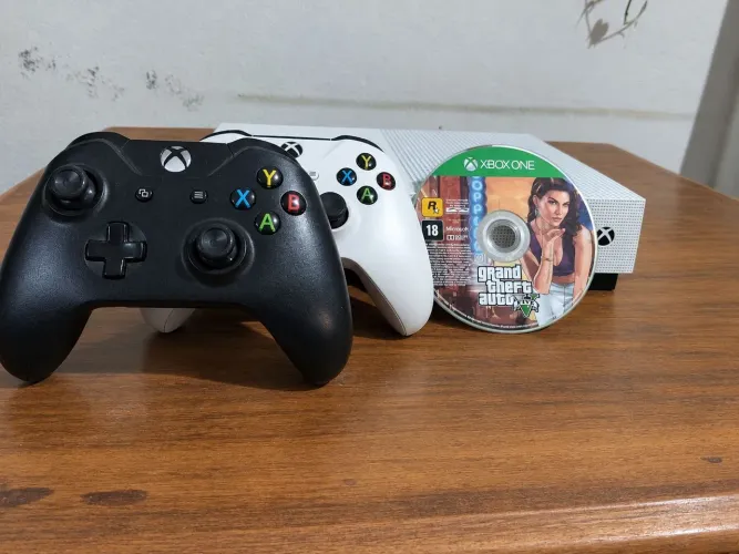 Xbox One S 500GB + 2 Controles Originais + GTA V Mídia Física (Impecável)