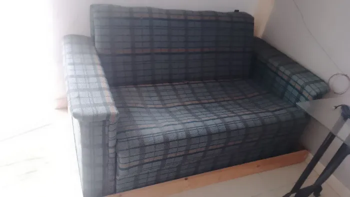 Sofá cama dois lugares.