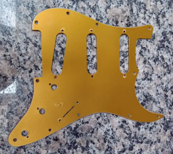 Escudo Fender Antigo SSS Dourado 