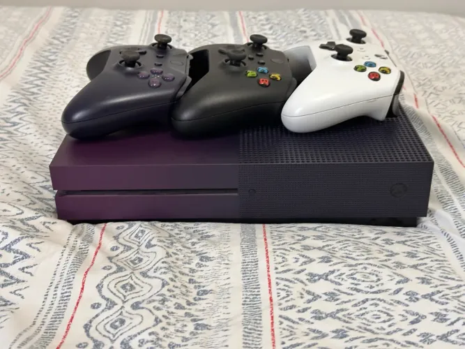 Xbox One s 1tb ( edição especial fortnite roxo), 3 controles + jogos