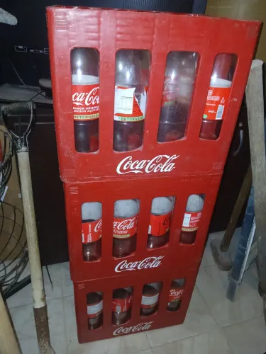 Caixa de coca cola retornável com os casco vazio