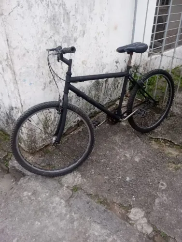 Bicicleta preta aro 26