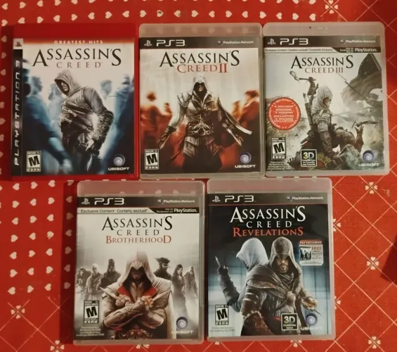 Assassins Creed: 1, 2, 3, Revelations e Brotherhood mídia física usada PS3.