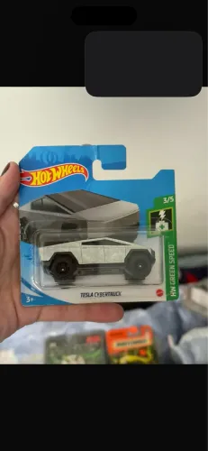 Hot Wheels Tesla Cybertruck, pertencente à série HW Green Speed.