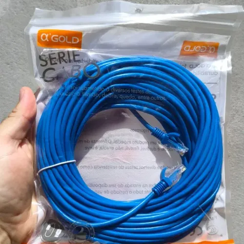 cabo de rede azul da marca A'Gold, utilizado para conectar dispositivos à internet ou a um