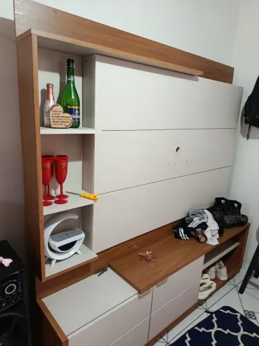 Painel rack semi novo com uma peça ao lado quebrado mais tá perfeito 