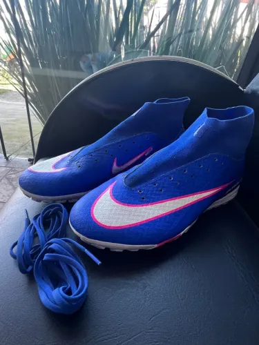 Chuteira Mercurial Society