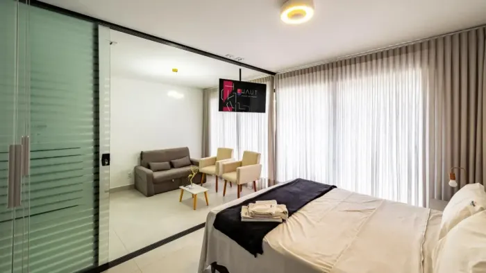 Studio para locação mobiliado no Gyro Vaca Brava com 1 suíte e sacada