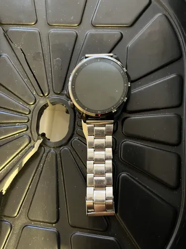 Relógio smartwatch com pulseira prateada funcionando notificações de rede social e muito +