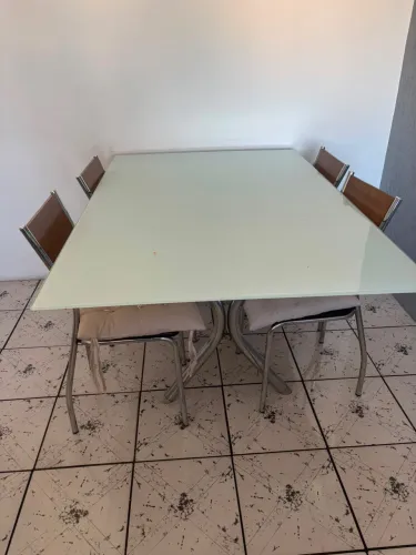 Mesa com 4 cadeiras