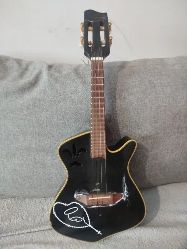 Vendo um cavaquinho da marquês.
