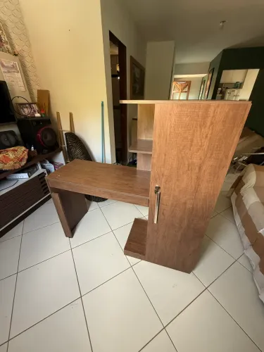 Mesa de escritório com armário integrado