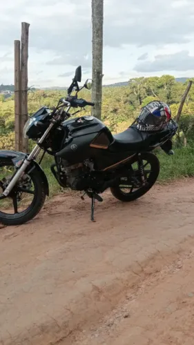 Vendo uma moto Yamaha 150 cilindrada 