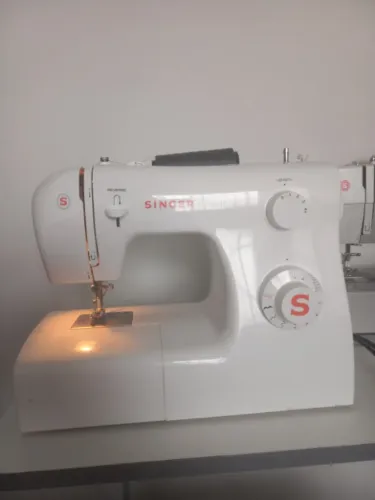 Vendo máquina Singer Tradition super conservada, usada apenas para uso doméstico.