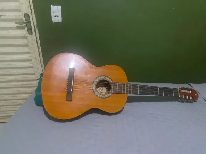 Vendo um violão usado bem conservado 