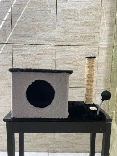 Casinha para gato com bastao de sisal toda de madeira e forrada com pelucia