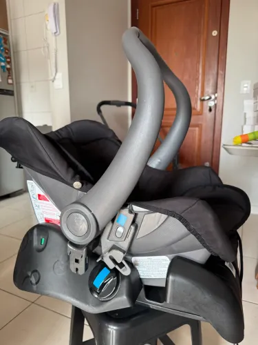 Vendo carrinho moisés + bebê conforto + base para o carro - Marca Galzerano