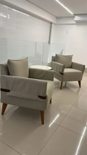 Kit 2 Poltronas Decorativas Linho Bege e pé em madeira